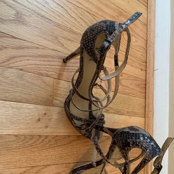 Sexy Size 7 Saks 5th Avenue Snake-print heels! - Picture 2 of 7